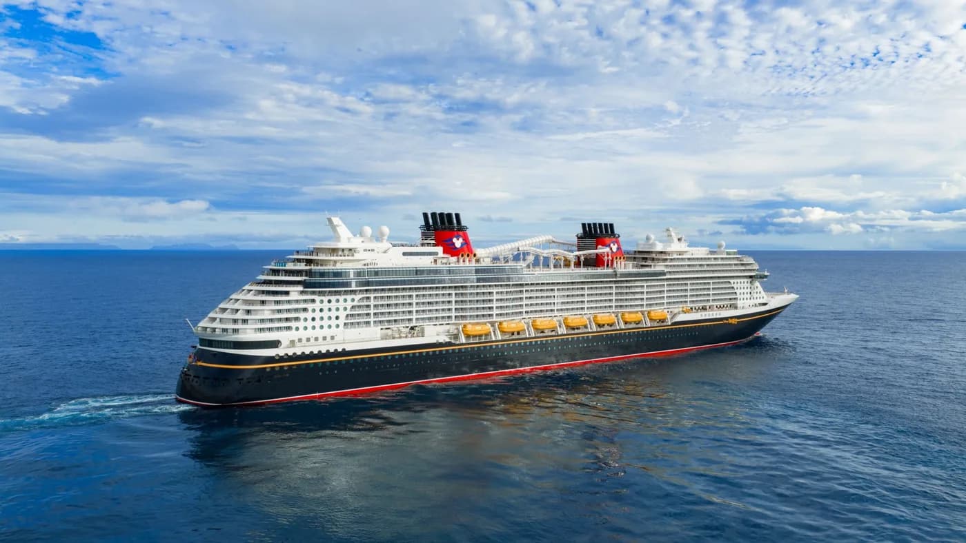Disney Destiny в море