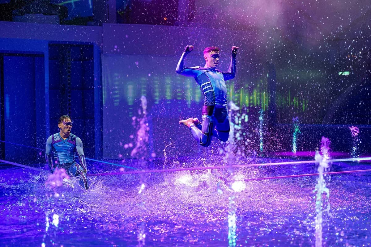 Водное шоу AquaTheater под куполом AquaDome на Icon of the Seas