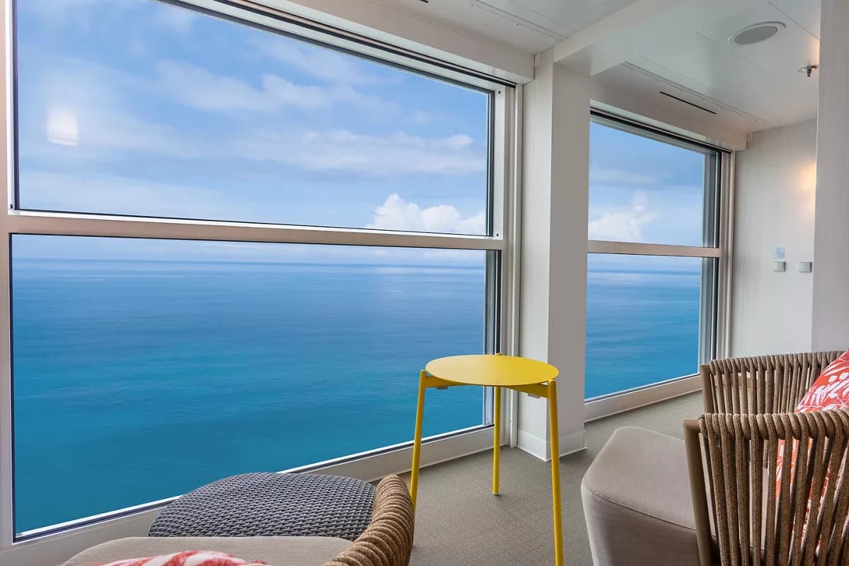 Панорамная зона каюты Family Infinite Ocean View Balcony для маломобильных гостей на Icon of the Seas