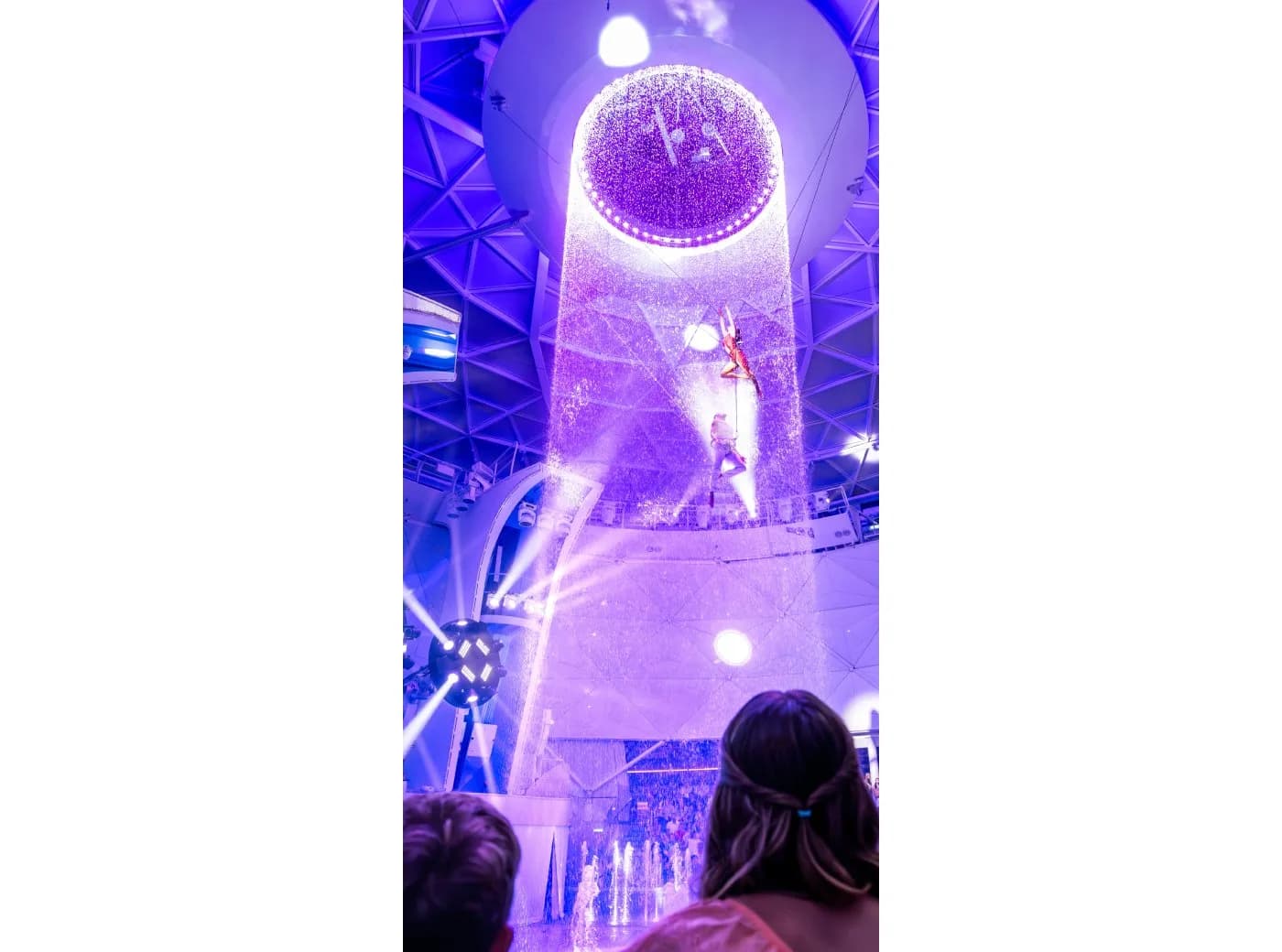 Семья в AquaTheater на Star of the Seas